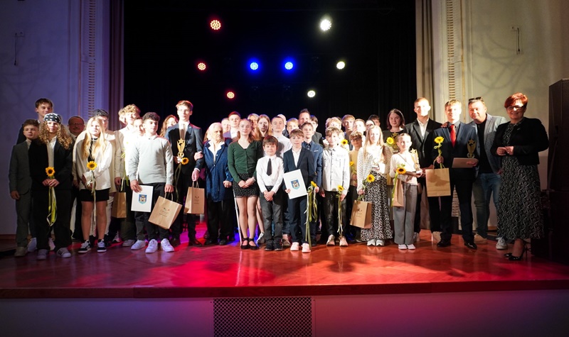 Nagrodzeni - zdjęcie pamiątkowe zrobione podczas Gali Sportu Cieszyńskiego fot. BSK